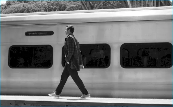 ジョシュ・ウォルドはクラブ・モナコを着て散歩中