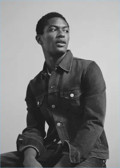 Hamid Onifade sedí na portrétu a nosí Mango Man.