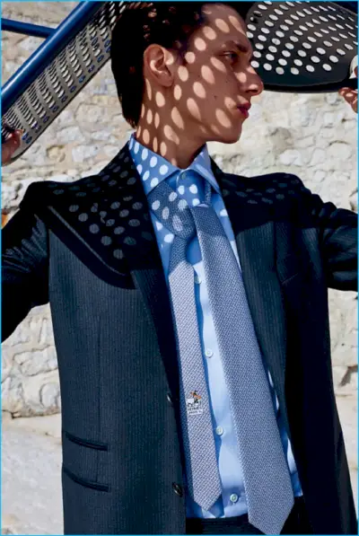 Posando com gravata elegante, camisa e paletó esporte, Luca Stascheit aparece na Hermès