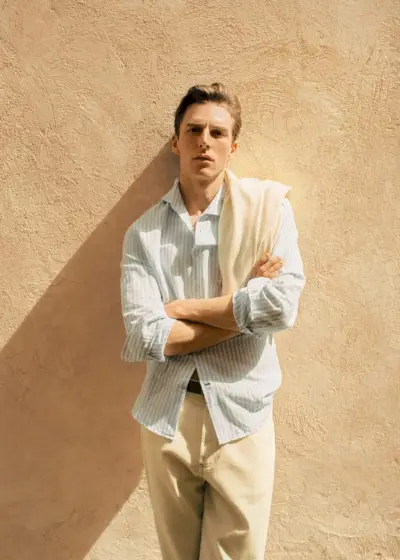 モデルのクエンティン・デミースターは、クラシックなマンゴーストライプのシャツにジーンズを合わせています。