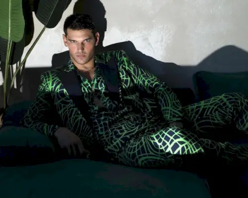 Stefano Marshall gjør et statement i grønt og svart, og har på seg en printet dress fra Moschino.