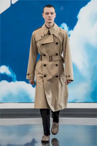 Gosha Rubchinskiy avduker en trenchcoat fra høst-vinter-samarbeidet 2018 med Burberry.
