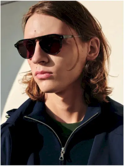 Model Gabriel Besnard v športových odtieňoch a pulóvri značky Lacoste.