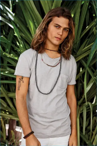 Le t-shirt à poche essentiel est présenté dans le cadre d'American Eagle