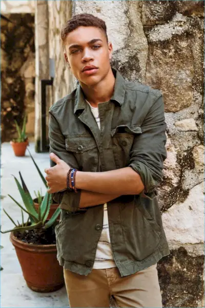 Une veste de style militaire ajoute une touche robuste à American Eagle
