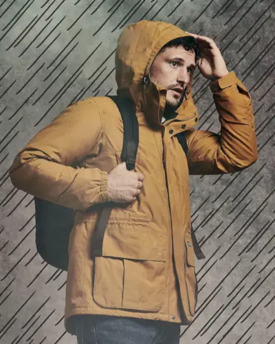 Davanti e al centro, Sam Webb si tiene al caldo con una giacca con cappuccio di Barbour.