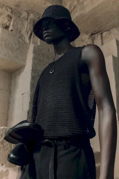 바디엘 로니 냥은 민소매 직조 니트 같은 머스트해브 아이템을 입고 올블랙 컬러의 시크한 비전을 뽐냈다.