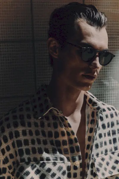 영국 모델 Kit Butler는 Zara의 프린트 리넨 탑을 선보입니다.