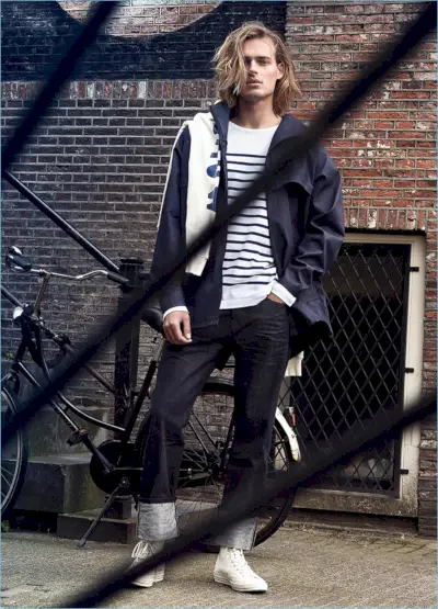Mettendo in mostra lo stile nautico, Ton Heukels indossa un parka in denim rivestito con una t-shirt a righe bretoni.