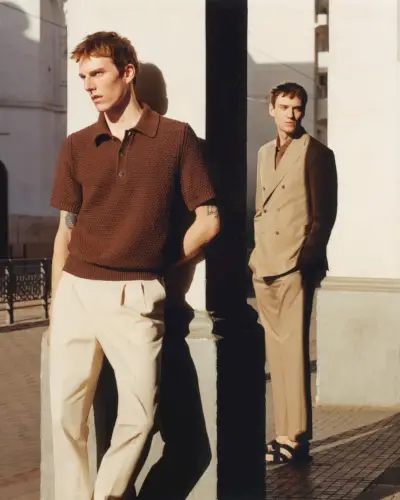 Quentin Demeester se limpia con un elegante traje cruzado a rayas de la colección Mango Diseñado por Boglioli.