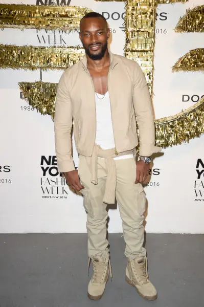 El modelo y actor Tyson Beckford estrena un look caqui de Dockers durante la fiesta de inauguración que la marca organizó con el CFDA para la Semana de la Moda de Nueva York: Hombres.