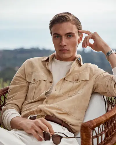 Lucky Blue Smith to model zamszowej koszuli wierzchniej Ralpha Laurena.