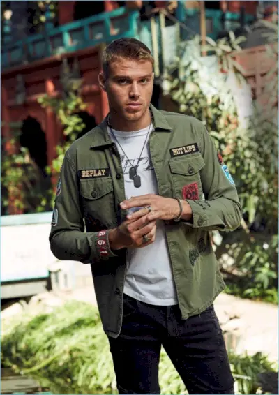 Matthew Noszka omfavner militærinspirert stil og har en skjorte med patch fra Replay Jeans.
