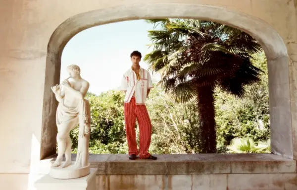 자수 장식 셔츠와 리넨 스트라이프 팬츠, Zara 가죽 샌들을 착용한 하비브 마소비치(Habib Masovic)