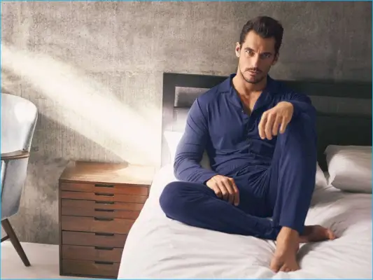 Détendant au lit, David Gandy présente des incontournables décontractés de sa gamme Autograph chez Marks & Spencer.