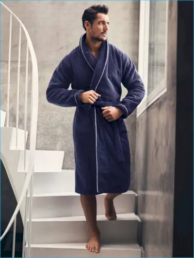 Le mannequin anglais David Gandy enfile une robe de sa ligne Autograph chez Marks & Spencer.