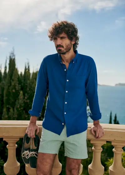 Modele Nono Marquis valkā zilu Lūkas kreklu ar svītrainiem peldšortiem no oktobra