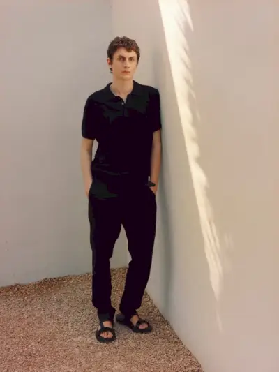 Henry Kitcher má na sobě monochromatický vzhled v černé barvě a obléká Massima Duttiho.