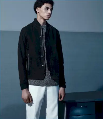 ソルはオフィチーネ ジェネラルのボンバー ジャケットを中心に、バーニーズ ニューヨークのセーターとドリス ヴァン ノッテンのパンツを合わせています。