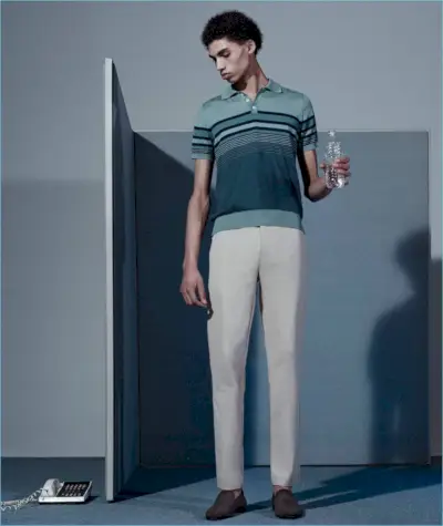 ソル・ゴスは、ISAIA シルクコットンのポロシャツに、オフィチーネ ジェネラルのパンツとチフォネリのスエードのベネチアン スリッパを合わせています。