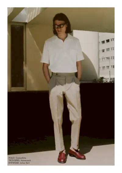 ジュリアス タルト メガネをかけているココ ルーセルは、カモシタ ポロシャツとハバーサック パンツを履いています。