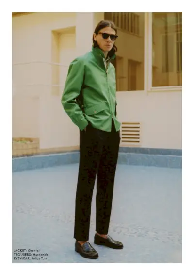 ココ・ルーセルは、グレンフェルのジャケット、ハズバンドのパンツ、そしてジュリアス・タルトのサングラスを着て、イージークールを披露しています。