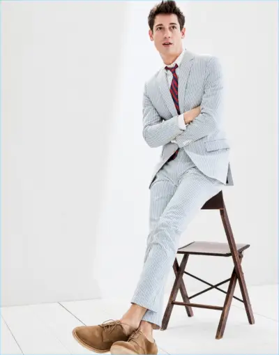 アルゼンチン人モデルのニコラス・リポルは、ラドロー日本製のシアサッカースーツを着て中央にいます。ニコラスは、ラドロー コットン オックスフォード シャツ、英国製シルク レップ ネクタイ、ケントン クレープソール バックパックも着用しています。