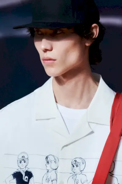 Carl Schultz porte une chemise à croquis blanche de la collection capsule Zara + Speed ​​Racer.