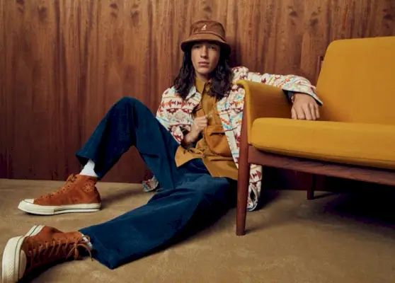 מתאחד עם סימונס, גבריאל כריסטנסן מעורר השראה בטקסטורות וצבעים מגוונים לקראת הסתיו.