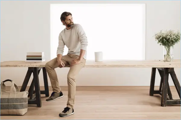 Model RJ Rogenski nosi nevtralen videz Jamesa Persa.