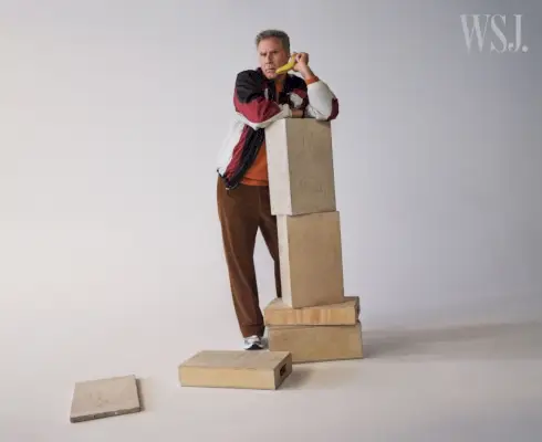 Apărând într-o ședință foto pentru WSJ. Revista, Will Ferrell poartă o jachetă Isabel Marant cu un pulover de The Elder Statesman. Ferrell are și pantaloni Etro și pantofi sport Asics.