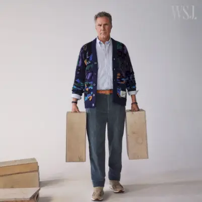 Preluând lumina reflectoarelor, Will Ferrell îmbracă un cardigan Missoni cu o cămașă Brooks Brothers, pantaloni Loro Piana, o curea Artemas Quibble și pantofi sport New Balance.