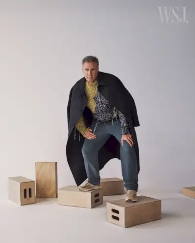 Actorul Will Ferrell poartă o haină AMI cu un pulover OAMC, pantaloni Loro Piana și pantofi sport New Balance.