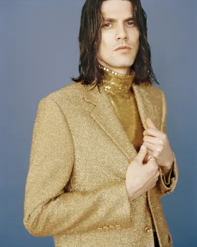 ゴールドのスパンコールのトップときらめくブレザーを着て輝くジェームズ・ベイが『マン・アバウト・タウン』に登場します。