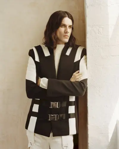 ミュージシャンのジェームス・ベイがバルマンの『Man About Town』を担当。