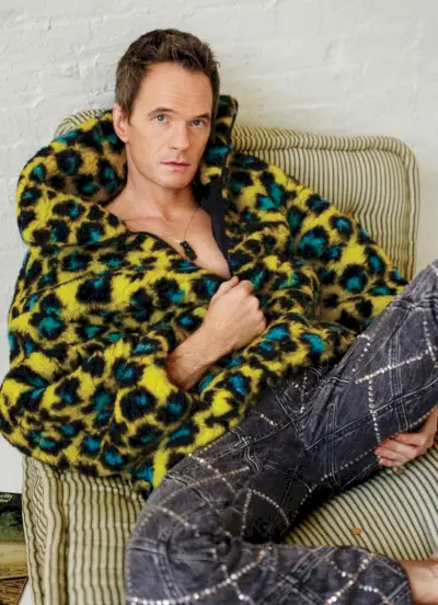 Neil Patrick Harris 2022 Out Magazine Sesja zdjęciowa z nadrukiem w kształcie geparda Kurtka Versace Diesel Dżinsy ze strasami