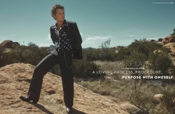 砂漠の風景の中で撮影されたラフ・ローはフェンディを着ています。