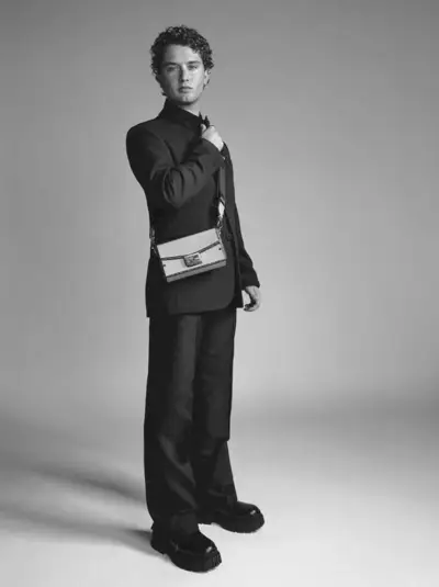 ラフ・ローは、フェンディのテーラード衣装を着て構えています。