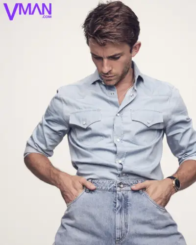 O ator Jonathan Bailey veste uma camisa western com botões de pressão e jeans da Brunello Cucinelli.