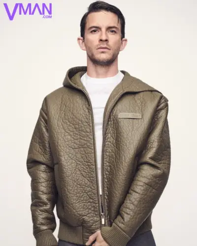 Jonathan Bailey usa Miu Miu para VMAN.