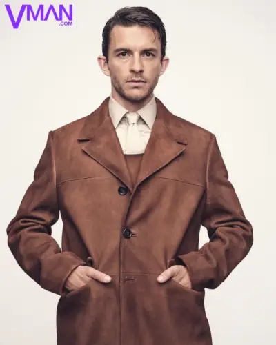 Sessão fotográfica de Jonathan Bailey Prada VMAN 2023