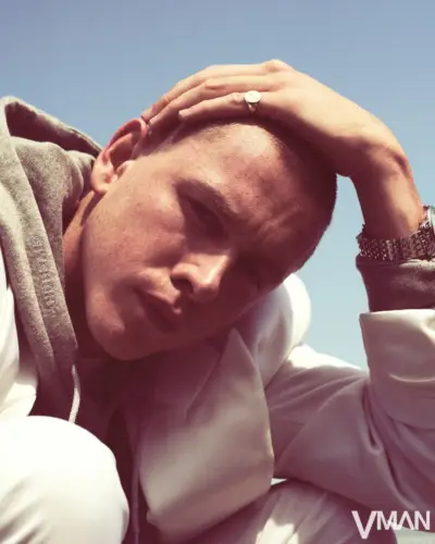 Igralec Harris Dickinson ima Givenchy volneno moher jakno s kapuco in uro OMEGA De Ville Prestige.