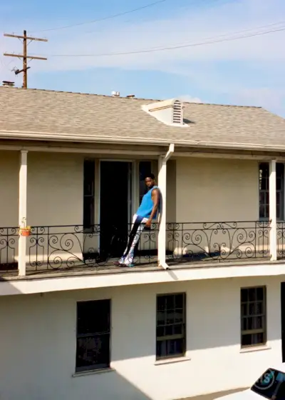 Highsnobietyの新しい写真撮影に登場したダムソン・イドリスは、イッセイ ミヤケのトップスにミッソーニのパンツ、トム フォードのブーツを合わせています。