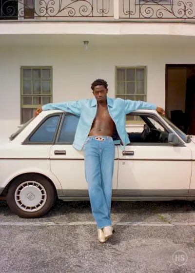 手前と中央では、ダムソン・イドリスがディーゼルのジーンズにハイスノビエティのジャケットとトム・フォードのブーツを合わせています。