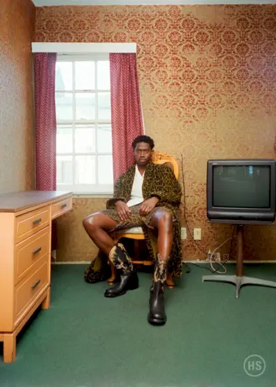 俳優のダムソン・イドリスは、トム フォードのヒョウ柄のローブとショートパンツにBODEのトップ、ドリス ヴァン ノッテンのブーツを合わせてスポットライトを浴びています。