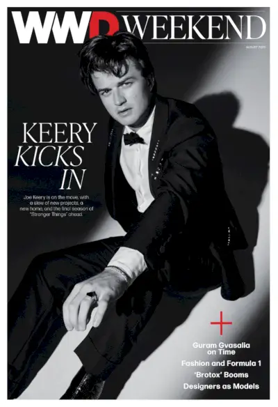 Joe Keery diventa formale per WWD: Beyond the Script