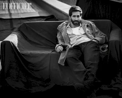 Jake Gyllenhaal fremviser et komplet Givenchy-ensemble, afsluttet med Timberland-støvler, for sin L
