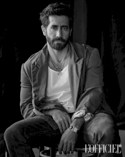 Jake Gyllenhaal kombinerer ubesværet en Dries Van Noten blazer, Hermes tank og Celine jeans i sit udseende for L