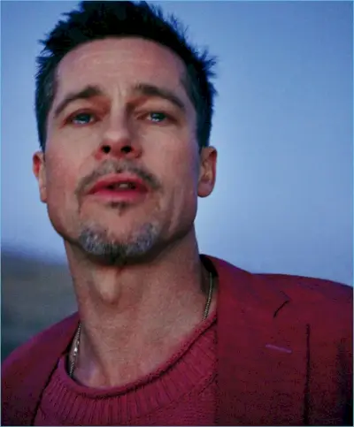Brad Pitt kjemper mot tårene og tar på seg en dressjakke og genser fra Bottega Veneta med et David Yurman-kjede.