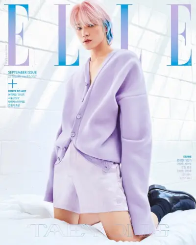 ライラック色で主張するテヨンは、Elle Korea 2023 年 9 月の表紙でロエベのカーディガンとショートパンツを着用しています。